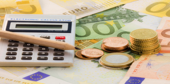 Calculadora y billetes de euro para organizar el presupuesto personal